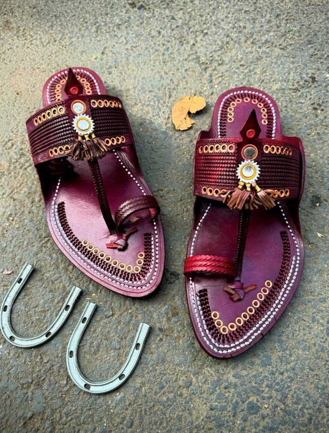 2026/04/1001805300.jpg Tin Tali Shankeshwari Kolhapuri Chappal - Image 1